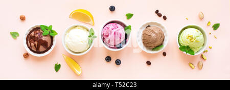 Eis Sortiment. Verschiedene Früchte und Beeren Eis auf rosa Hintergrund, Banner. Gefrorener Joghurt oder organischen Eis - gesund Sommer Nachtisch. Stockfoto