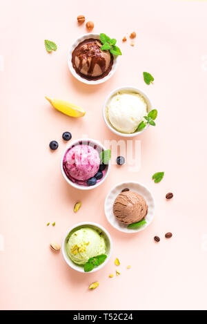 Eis Sortiment. Verschiedene Früchte, Beeren, Schokolade, Eis auf rosa Hintergrund, kopieren. Gefrorener Joghurt oder Eis - gesunde Sommer Dessert Stockfoto