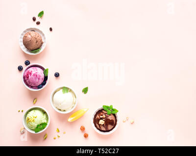 Eis Sortiment. Verschiedene Früchte, Beeren, Schokolade, Eis auf rosa Hintergrund, kopieren. Gefrorener Joghurt oder Eis - gesunde Sommer Dessert Stockfoto
