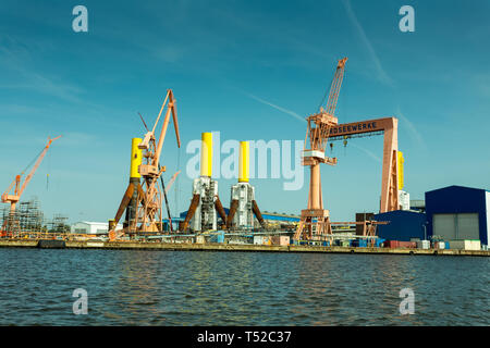 Emden, Deutschland-base Bau für Offshore Wind Mill Energie Park Stockfoto