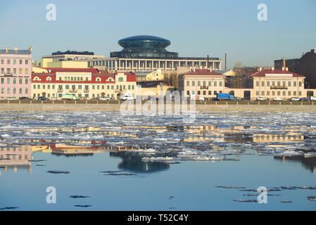 ST. PETERSBURG, Russland - 12. APRIL 2018: Eisgang auf der Newa vor dem Hintergrund der Sinopskaya Damm im sonnigen April Nachmittag Stockfoto