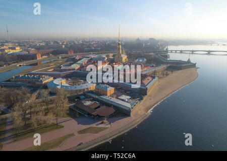 Blick auf die Peter und Paul Festung auf einem sonnigen April Morgen (Luftaufnahmen). St. Petersburg, Russland Stockfoto