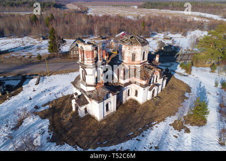 Blick auf die verlassene Kirche der Geburt Christi am Nachmittag (Luftaufnahmen). Verkhruchey, Karelien. Russland Stockfoto