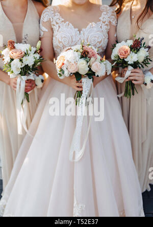 Die Braut hält einen Brautstrauß in ihren Händen, Hochzeit Blumen Stockfoto