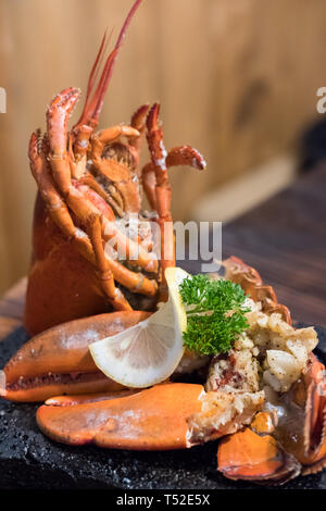 Gegrillter Hummer mit Zitrone auf dem Teller serviert. Stockfoto