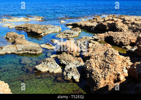 Rock Pools in Los Arenetes in der San Antonio Marine Reserve, Les Rotes, Denia, Spanien Stockfoto