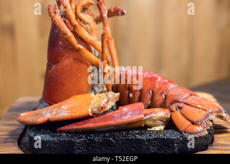 Gegrillter Hummer mit Zitrone auf dem Teller serviert. Stockfoto