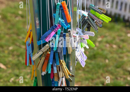 Die Wäscheklammern zu hängen auf einer Wäscheleine Stockfoto