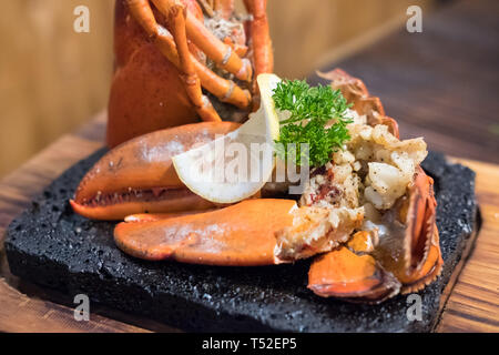 Gegrillter Hummer mit Zitrone auf dem Teller serviert. Stockfoto