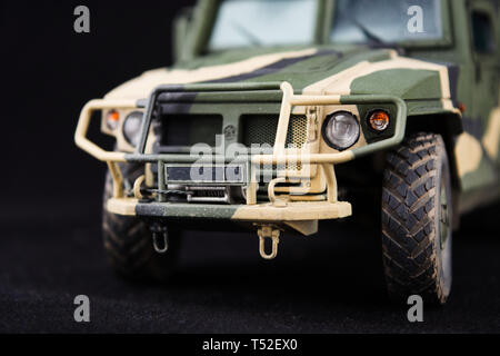 Russische Militärs gepanzerten Camouflage jeep Tiger. Detailansicht. Kunststoff Modell auf dunklem Hintergrund. Ansicht von vorn Stockfoto