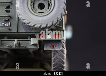 Russische Militärs gepanzerten Camouflage jeep Tiger. Detailansicht. Kunststoff Modell auf dunklem Hintergrund. Rückseite mit Reserverad Stockfoto