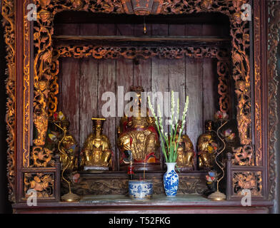 Kleinen, hölzernen Schrein an der Vinh Trang Tempel Chua Vinh Trang, in My Tho, Mekong Delta Region von Vietnam. Der Tempel wurde ursprünglich während der gebaut Stockfoto