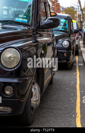 London, Großbritannien. April 12, 2019. Kensington Street. Cab parken. Cabmen Warten auf Kunden. London cab gilt als das beste Taxi in der Stockfoto