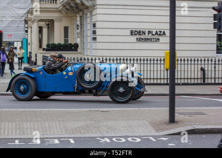 London, Großbritannien. April 12, 2019. Kensington Street. Antike Sport blau Cabrio. Auf den Straßen von London oft ungewöhnliche Autos. Stockfoto