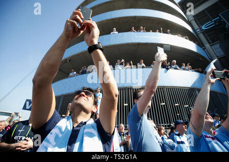 Manchester City Fans außerhalb der Erde vor der Premier League Match an der Etihad Stadium, Manchester. Stockfoto