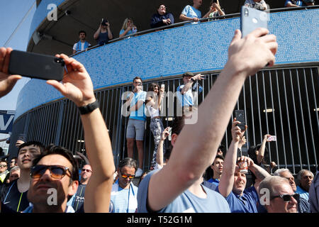 Manchester City Fans außerhalb der Erde vor der Premier League Match an der Etihad Stadium, Manchester. Stockfoto
