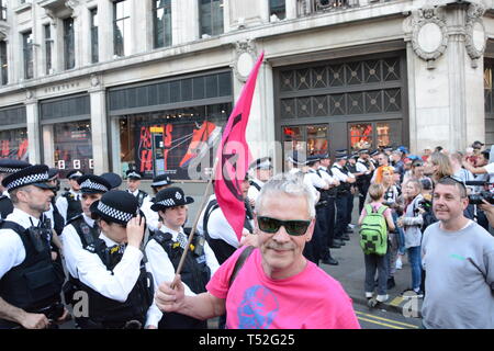 Aussterben Rebellion behalten ihren Würgegriff auf Central London mit ihren relativ kleinen Zahlen - April 2019 19. Stockfoto