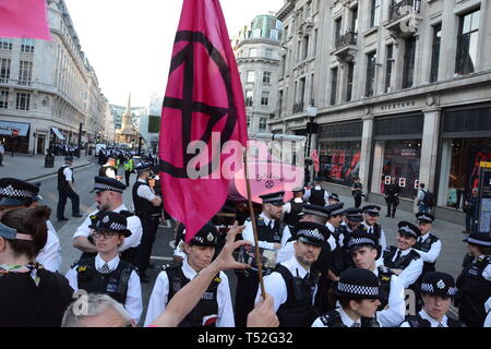 Aussterben Rebellion behalten ihren Würgegriff auf Central London mit ihren relativ kleinen Zahlen - April 2019 19. Stockfoto