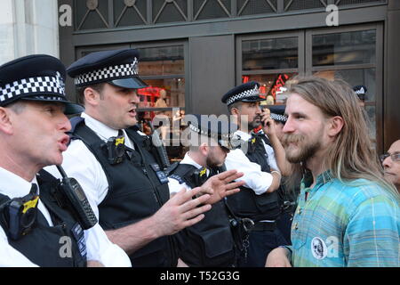 Aussterben Rebellion behalten ihren Würgegriff auf Central London mit ihren relativ kleinen Zahlen - April 2019 19. Stockfoto