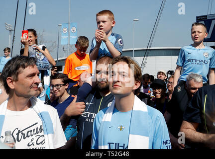 Manchester City Fans außerhalb der Erde vor der Premier League Match an der Etihad Stadium, Manchester. Stockfoto