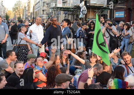 Aussterben Rebellion behalten ihren Würgegriff auf Central London mit ihren relativ kleinen Zahlen - April 2019 19. Stockfoto