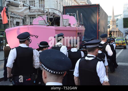 Aussterben Rebellion behalten ihren Würgegriff auf Central London mit ihren relativ kleinen Zahlen - April 2019 19. Stockfoto