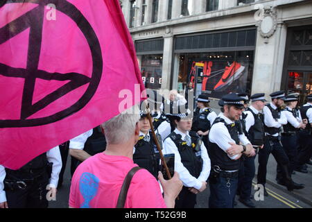 Aussterben Rebellion behalten ihren Würgegriff auf Central London mit ihren relativ kleinen Zahlen - April 2019 19. Stockfoto