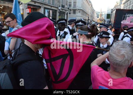 Aussterben Rebellion behalten ihren Würgegriff auf Central London mit ihren relativ kleinen Zahlen - April 2019 19. Stockfoto