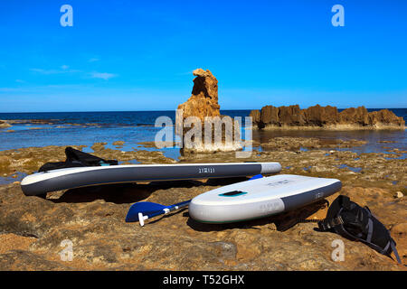 Inflateable Surfbretter auf den Felsen am Los Arenetes in der San Antonio Marine Reserve, Les Rotes, Denia, Spanien Stockfoto