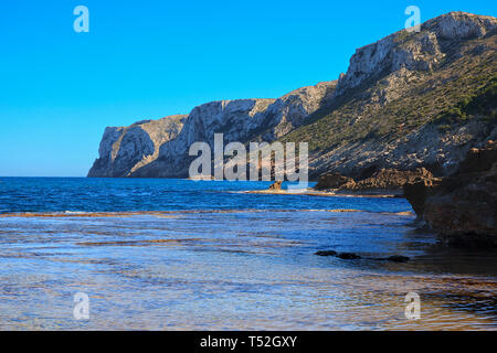 Die felsige Bucht bei Los Arenetes in der San Antonio Marine Reserve, Les Rotes, Denia, Spanien Stockfoto