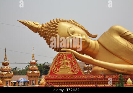 Liegenden Buddha im Wat That Luang Tai Tempel in Vientiane. Laos Stockfoto