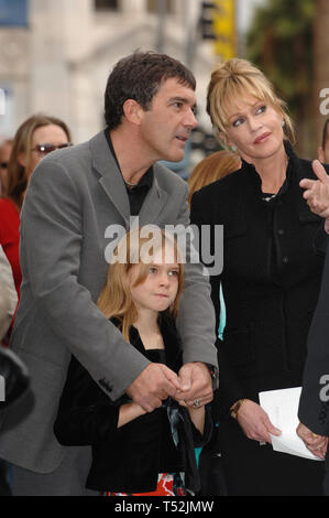 LOS ANGELES, Ca. Oktober 18, 2005: Schauspieler Antonio Banderas & Frau Schauspielerin Melanie Griffith & Tochter STELLA BANDERAS auf dem Hollywood Boulevard, wo er mit den 2.294 th Stern auf dem Hollywood Walk of Fame geehrt wurde. © 2005 Paul Smith/Featureflash Stockfoto