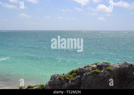 Blick auf die Ruinen von Tulum an der mexikanischen Riviera Maya Stockfoto