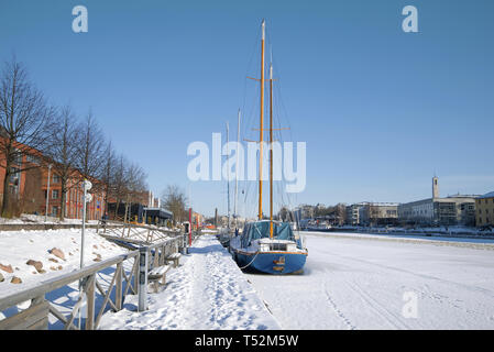 TURKU, FINNLAND - 23. FEBRUAR 2018: einem frostigen Februar Tag auf dem Fluss Aura Stockfoto