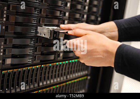 Männliche IT-Techniker ersetzen Server im San Stockfoto