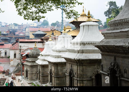 Kathmandu, Nepal - Mai 10, 2017: Cluster von kleinen Tempeln zu Lord Shiva auf der Website von Pashupatinath Tempel gewidmet. Stockfoto