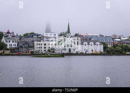 Tjornin See in Reykjavik, Ansicht mit Frikirkjan - freie Kirche und der National Gallery von Island Stockfoto