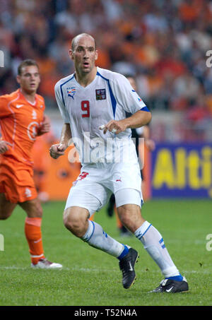 Amsterdam Arena Niederlande 8.9.2004, Fußball: Qualifier für die FIFA WM 2006, Niederlande (orange) vs Tschechien (weiss) 2:0------- Jan Koller (CZE) Stockfoto