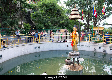 Kathmandu, Nepal - Mai 13, 2017: ein Wunsch Teich am Eingang des Swoyambhunath Räumlichkeiten. Stockfoto