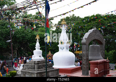Kathmandu, Nepal - Mai 13, 2017: Die kleineren Stupas am Eingang des Swoyambhunath. Stockfoto
