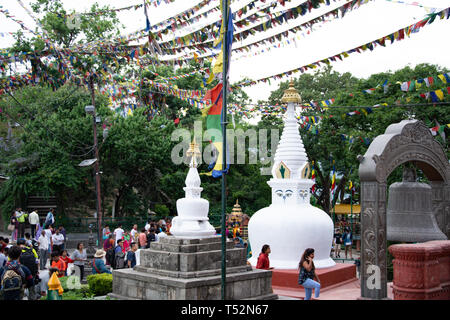 Kathmandu, Nepal - Mai 13, 2017: Die kleineren Stupas am Eingang des Swoyambhunath. Stockfoto