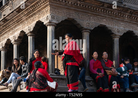 Kathmandu, Nepal - Januar 15, 2016: Lokale Frauen in Italienisch traditionelle Kleidung engagiert sich im Gespräch. Einige Menschen sitzen zusammen gesprochen. Stockfoto