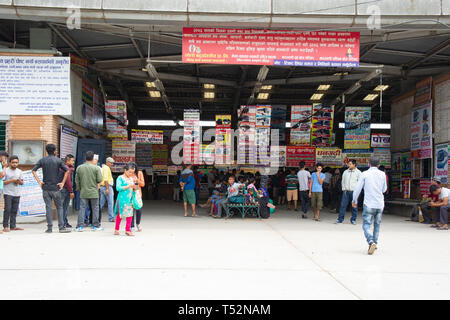 Kathmandu, Nepal - 27. Mai 2017: Ticketschalter am neuen Busbahnhof in Gongabu. Stockfoto