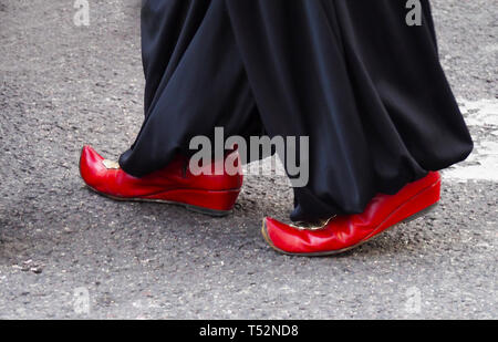 Rot handgefertigte Leder Hausschuhe. Die traditionelle arabische Schuhe Stockfoto