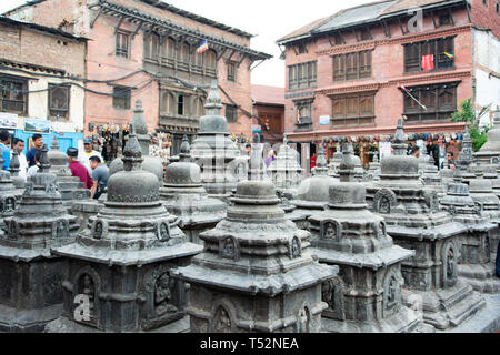 Kathmandu, Nepal - Mai 13, 2017: Stupas zu Lord Buddha gewidmet im Innenhof der Swoyambhunath. Stockfoto