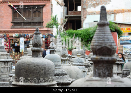 Kathmandu, Nepal - Mai 13, 2017: Stupas zu Lord Buddha gewidmet im Innenhof der Swoyambhunath. Stockfoto
