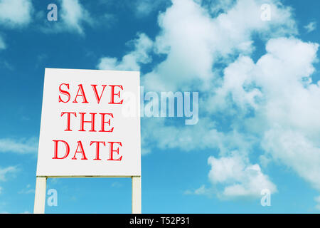 Zeichen gegen den blauen Himmel mit Wolken mit dem Text das Datum speichern. Stockfoto