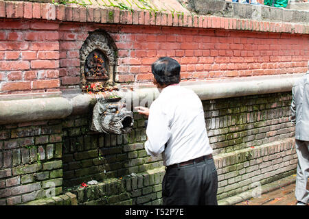 Kathmandu, Nepal - Juli 28, 2017: Devotees Gebete zu Gott in den Räumlichkeiten eines Hinduistische Heiligtum in Lalitpur. Stockfoto