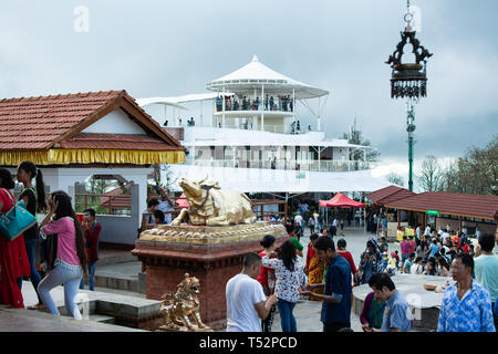 Chandragiri Hügel, Nepal - 26. August 2017: Restaurants und Tempel in Chandragiri Hügel. Stockfoto