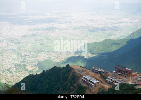 Chandragiri Hügel, Nepal - 26. August 2017: Hohe Aussicht auf Kathmandu aus der Sicht bei Chandragiri Hügel. Stockfoto